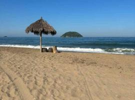 Beach Front! Best location in town!, hotel in Peñita de Jaltemba