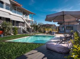 Berries Luxury Apartments, beach hotel in Nea Moudania