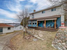 Lakehouse chalet on Sky Lake Ontario 5 bedrooms, cottage à Red Bay