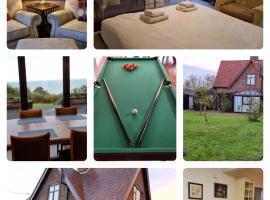 Spacious Detached Home with Beautiful Seaviews, sleeps 6, hotel with parking in Trimingham
