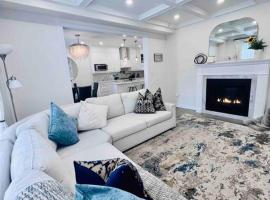 Luxury Oakville Home, Hot Tub, Fireplace, New Home，奧克維爾的飯店
