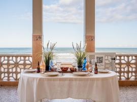 Beachfront house, chal&eacute; alpino em Piles