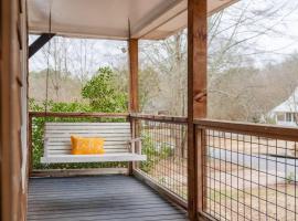 Pet Friendly Home with Hot tub and Swimming Pool , Atlanta Suburb, hotel con piscina a Kennesaw