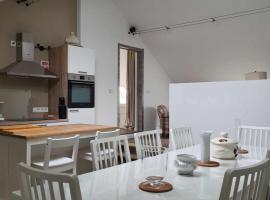 Gîte rural 3 épis "Aux Pieds des Ar'den" - chambre 1 isolée et chambre 2 dans hall de nuit - 34 rue du Château à 5564 Wanlin - 4 adultes et 2 enfants, hotel v destinaci Houyet