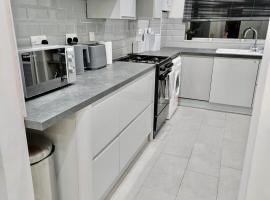 Cosy 3 bedroom Near Heathrow - 6 beds, sleeps 7, FREE PARKING, feriebolig i Staines upon Thames