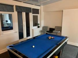 Cheerful Two Bed Home, Free Parking & Pool Table, vakantiehuis in Middlesbrough