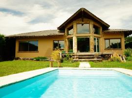hermosa casa a una cuadra del lago, holiday rental in San Carlos de Bariloche