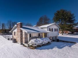 Chalet@Winterplace*NRG*BBQ*FirePit*CornHole*Pets, hotel v destinaci Oak Hill