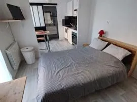 Studio neuf confortable à 10 min à pied de la gare