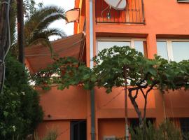 Holiday home Orange family apartments, hotell i Utjeha