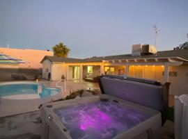 Jacuzzi Pool Home & Casita WiFi AC TVs RV Boat parking, ξενοδοχείο σε Lake Havasu City