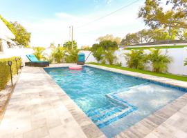 Magnolia Home • Clearwater Beach • BBQ • Sunroom, hotel with parking in Clearwater