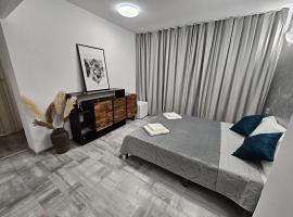 24 Shades of Grey, apartament central, ceai, cafea, filtru apa rece-fierbinte, pat 160 cm cu saltea memory foam, family hotel in Craiova