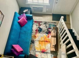Pop-Of-Color - Loft - Downtown Raleigh - Near NCSU, apartment in Raleigh
