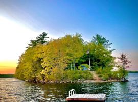 Island Tent Overlook in Maine, luxury tent in Monmouth