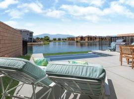 *NEW* Casa Breeza - Luxury Lakefront Home!, hotel in Indio