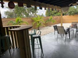 “2-Bed- 1.5 Bath with outdoor bar, hotel in West Palm Beach