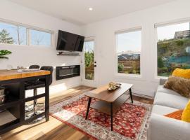 Coastal Creative Garden Studio, hotel i Colwood