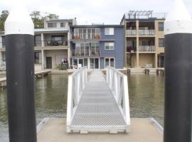 Waterfront Accomodation with Jetty, Port Stephens, hotel in Lemon Tree Passage