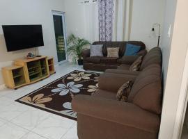 Lovely 2 BedRoom c̅ Netflix across National Stadium Kingston, allotjament vacacional a Kingston