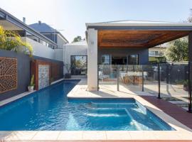 Stella Retreat - Townhouse with pool, hotel with pools in East Fremantle
