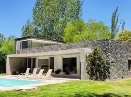 Moderna casa, con pileta en Chacras de Coria