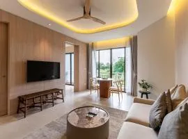 Stylish 1 Bedroom Apartment with Golf View, Steps from Bang Tao Beach, Allamanda Laguna