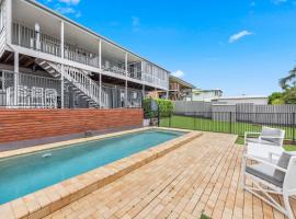 Hillcrest House - A Poolside Retreat on the Coast, βίλα σε Hervey Bay