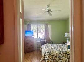 Countryside comfort Suite with private bathroom, hotel near DropZone Waterpark, Hemet