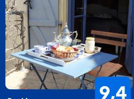 Les volets bleus: Charlieu şehrinde bir Oda ve Kahvaltı