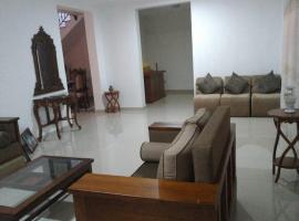 Cheerful 3-Bedrooms (A/C) Villa with Furniture., villa í Gonawala