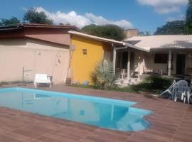 Casa de campo agradável com piscina aquecida, hotel in Juatuba