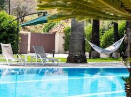 Unique Villa with pool in Ziria, hotel v destinaci Lambírion