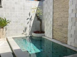 Kopi Bali House With Private Pool، فندق مع موقف سيارات في Sukasada
