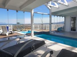 The Bolussi, sleeps 12 in 6 bedrooms with pool!, hotel in Gordonʼs Bay