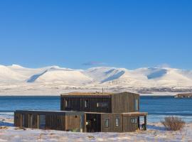 The Oceanfront Private northern lights villa., vacation home in Reynivellir