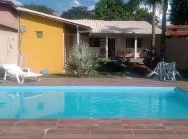 Casa de campo agradável com piscina aquecida, pet-friendly hotel in Juatuba