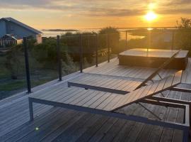 Modern home; Villa Stråvalla. Near beach with jacuzzi, Hotel in Stråvalla