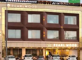 HOTEL PEARL WOOD (A unit of olive hospitality group), хотел близо до Летище Chandigarh - IXC, Zirakpur