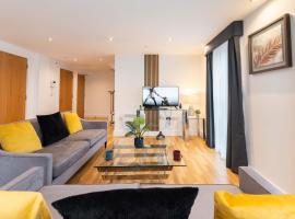Leeds City Centre Duplex 3 Bedroom 3 Bath stunning Flat with Rooftop Terrace and Parking, pet-friendly hotel in Leeds