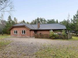 Large Cottage In Peaceful, Beautiful Nature, hotel con parking en Mølby