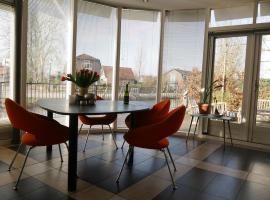 Lovely house on the water near Amsterdam, acomoda&ccedil;&atilde;o com cozinha em 's-Graveland