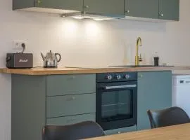 Maison calme et familiale avec cour, 3 chambres, 3 salles de bains à 10 min à pied de la gare