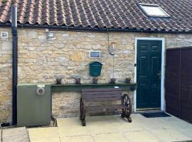 midsummer cottage, hotel with parking in Kirby Misperton