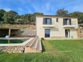 Belle villa avec piscine et vue mer- Hauteurs de Bastia, hotell i Bastia