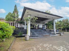Grand Nirwana Resort Lembang, hotel v destinaci Tangkubanperahu