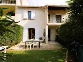 CARBAU Maisonnette pour 8 personnes dans une résidence privée avec piscine à Carqueiranne