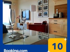 Komfortable strandnahe Ferienwohnung A103 in 10 Etage mit Terrasse und Meerblick PARKING FREE, hotel in zona Miedzyzdroje Walk of Fame, Międzyzdroje