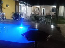Viesnīca ar autostāvvietu Casa de campo agradável com piscina aquecida pilsētā Juatuba