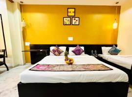 Hotel GVS-24 CLUB, Rooftop Cafe! swimming pool! Karaoke Music!, hotel blizu aerodroma Aerodrom Maharana Pratap - UDR, Udajpur